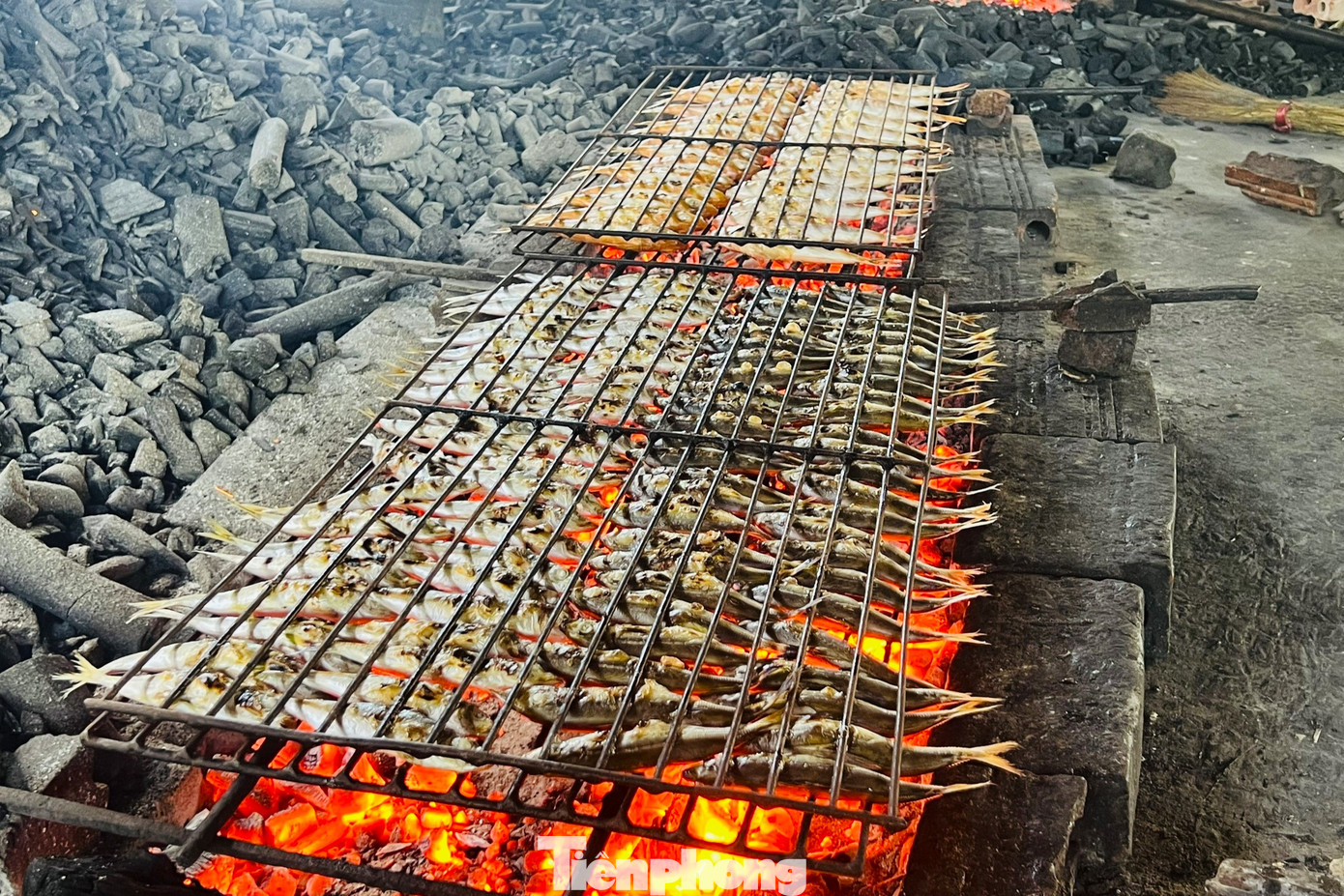 Làng nướng cá vẫn đỏ lửa bất kể nắng, mưa.