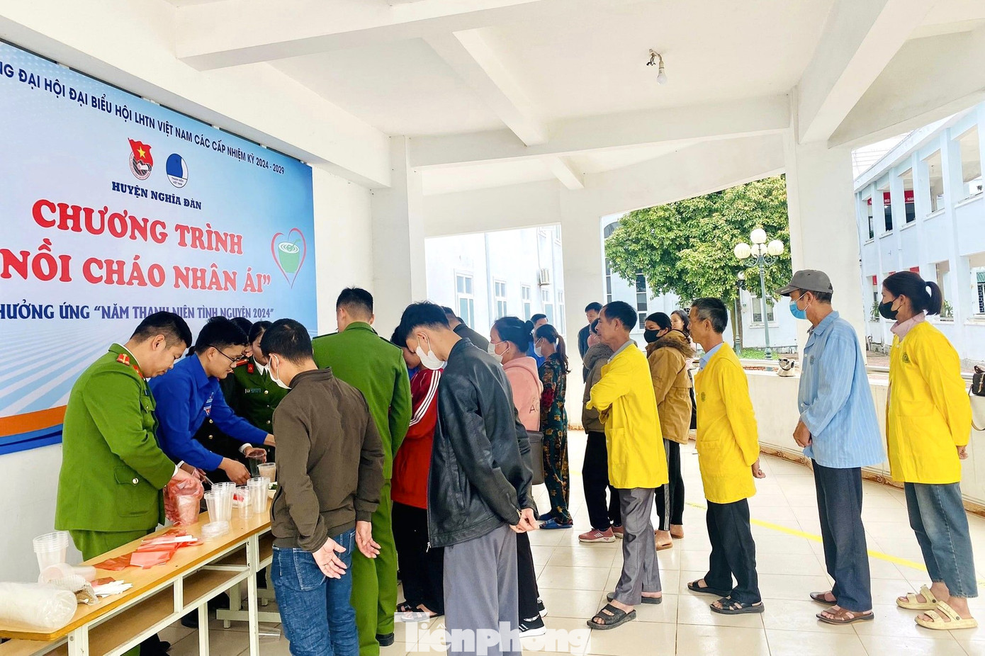 Tại huyện Nghĩa Đàn, Nghệ An, đoàn viên thanh niên Chi đoàn cơ quan Đảng - đoàn thể huyện phối hợp với Chi đoàn Công an huyện cũng tổ chức chương trình “Nồi cháo nhân ái – Chia sẻ yêu thương”, dành hơn 170 suất cháo miễn phí cho bệnh nhân và người nhà bệnh nhân đang điều trị tại Trung tâm Y tế huyện.