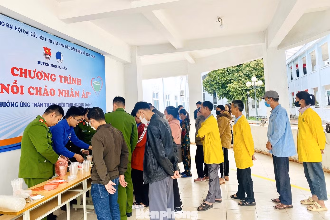 Tại huyện Nghĩa Đàn, Nghệ An, đoàn viên thanh niên Chi đoàn cơ quan Đảng - đoàn thể huyện phối hợp với Chi đoàn Công an huyện cũng tổ chức chương trình “Nồi cháo nhân ái – Chia sẻ yêu thương”, dành hơn 170 suất cháo miễn phí cho bệnh nhân và người nhà bệnh nhân đang điều trị tại Trung tâm Y tế huyện.