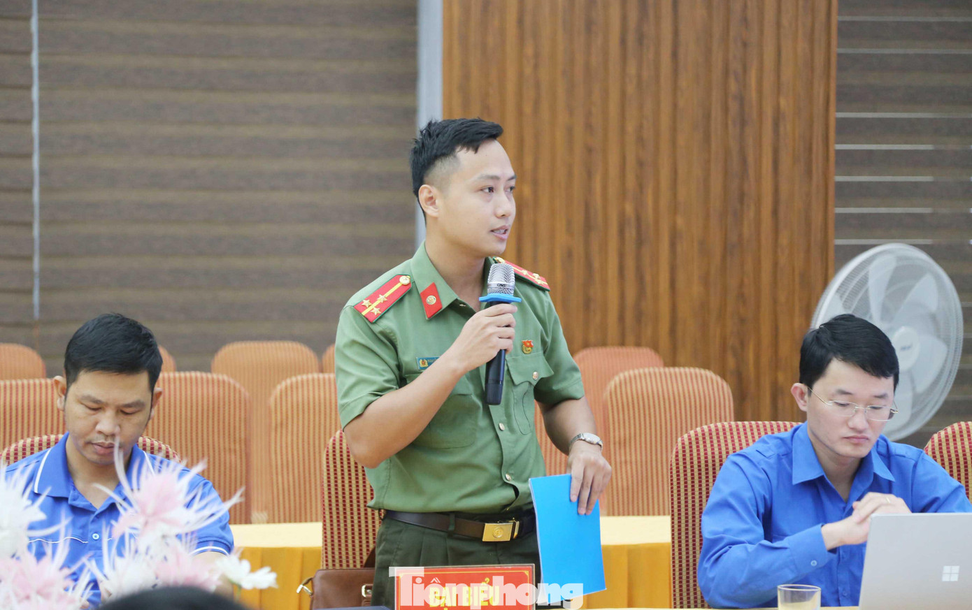 Thượng úy Nguyễn Hữu Thăng, Phó Bí thư Đoàn Thanh niên Công an tỉnh Nghệ An báo cáo, đưa ra ý kiến tại Hội nghị