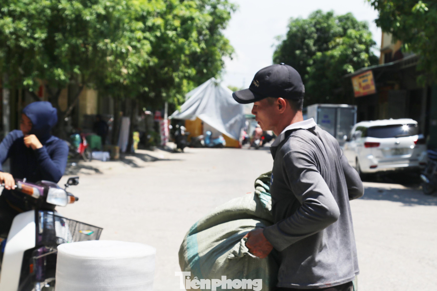 Sự vất vả hằn trên những gương mặt sạm đen, mướt mồ hôi