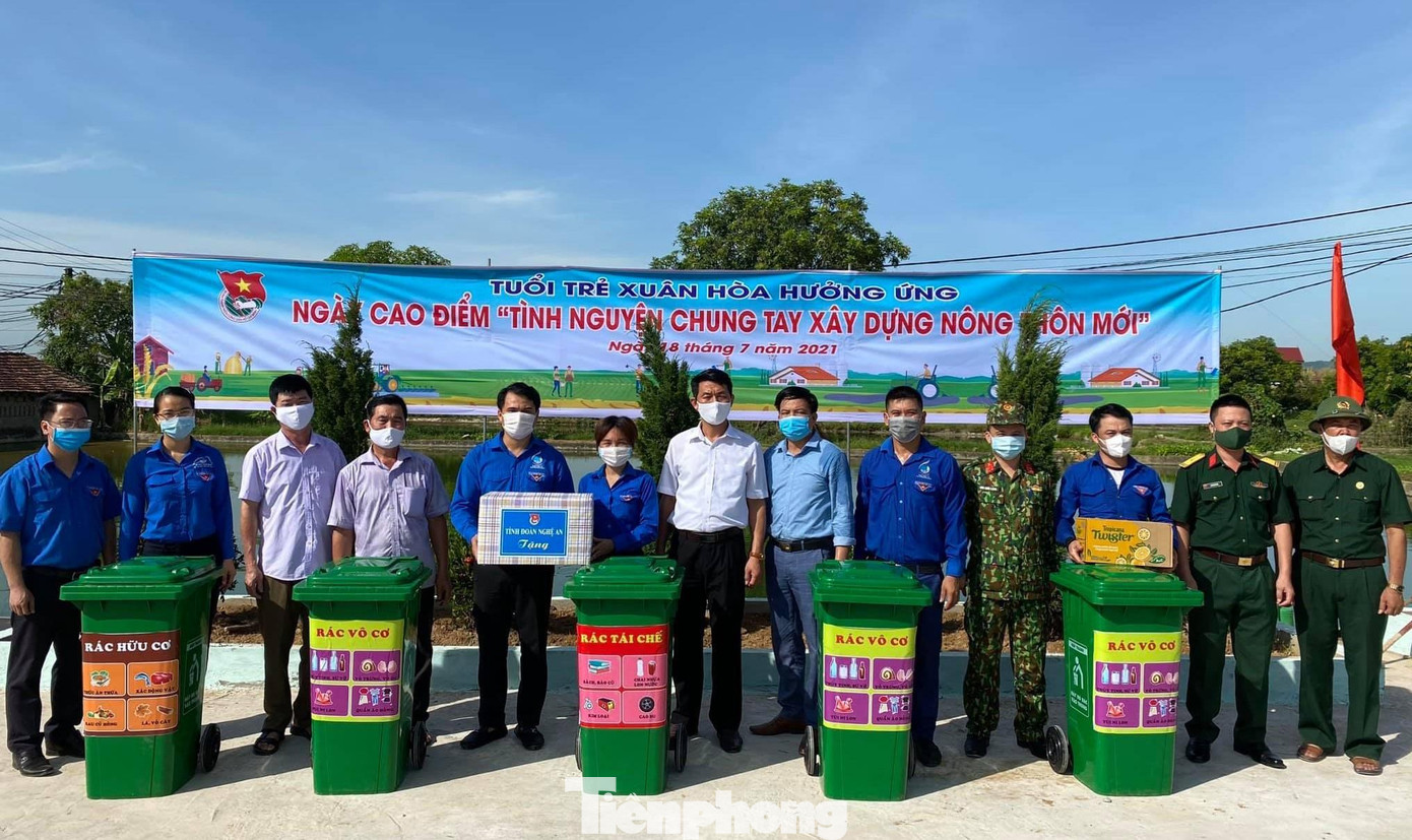 Sáng 18/7, hưởng ứng ngày cao điểm “Tình nguyện chung tay xây dựng nông thôn mới” và khởi động chương trình “Vì một Việt Nam xanh giai đoạn 2021 - 2025 trồng 100 triệu cây xanh” do Trung ương Đoàn TNCS Hồ Chí Minh phát động, Ban Thường vụ Tỉnh đoàn Nghệ An đồng loạt tổ chức các hoạt động sôi nổi, ý nghĩa.