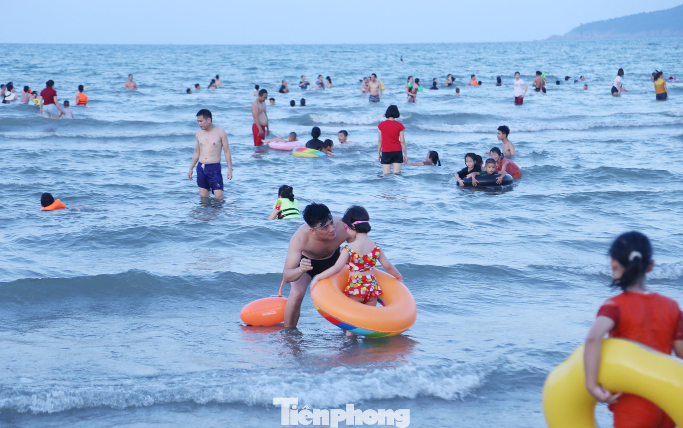 Anh Nguyễn Văn Đức (quê Ninh Bình) cho biết: “Tranh thủ dịp nghỉ lễ, tôi đưa vợ cùng 2 con trai đi du lịch ở Cửa Lò. Đây là lần đầu gia đình đến với Cửa Lò. Biển Cửa Lò rất đẹp, bờ biển trong xanh, người dân cũng rất mến khách”.