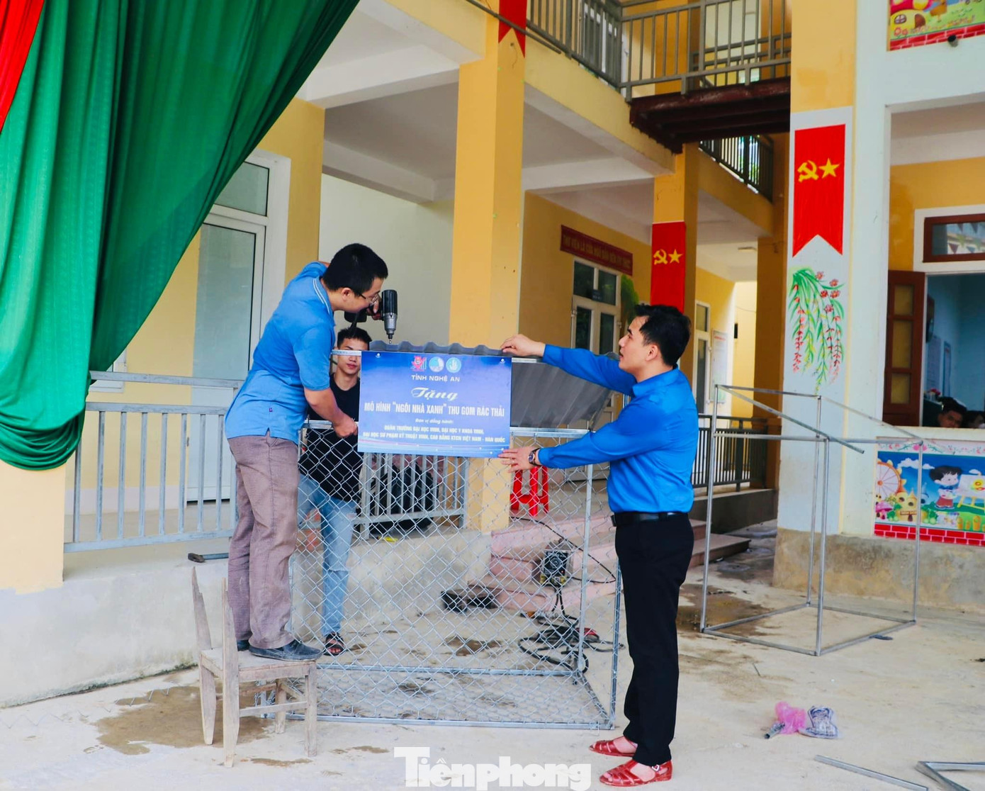Bàn giao mô hình “Ngôi nhà xanh” thu gom rác thải tại trường Tiểu học Tam Hợp. Bàn giao mô hình “Ngôi nhà xanh” thu gom rác thải tại trường Tiểu học Tam Hợp.