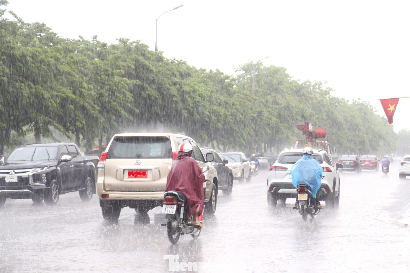 Khoảng 10h40 ngày 6/6, ‘chảo lửa’ thành phố Vinh, Nghệ An xuất hiện cơn mưa bất chợt, trời chuyển dịu mát thay vì nắng nóng gay gắt như trước. Khoảng 10h40 ngày 6/6, ‘chảo lửa’ thành phố Vinh, Nghệ An xuất hiện cơn mưa bất chợt, trời chuyển dịu mát thay vì nắng nóng gay gắt như trước.
