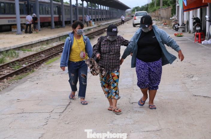 Bà Nguyễn Thị Hương cùng con gái và cháu phấn khởi khi được trở về quê an toàn. "Nhờ sự giúp đỡ của các nhà hảo tâm, cả nhà đã về tới nơi an toàn. Không biết nói gì hơn ngoài câu cảm ơn tất cả mọi người rất nhiều...", bà Hương xúc động.