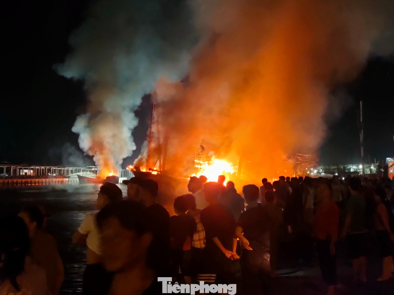 Rất đông người dân tới hiện trường Rất đông người dân tới hiện trường