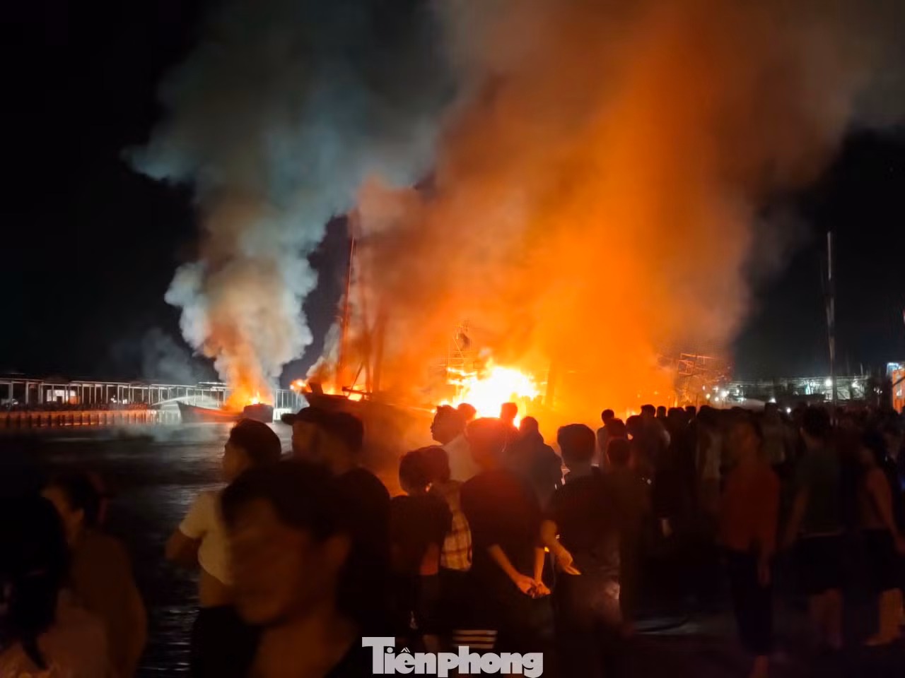 Rất đông người dân tới hiện trường Rất đông người dân tới hiện trường