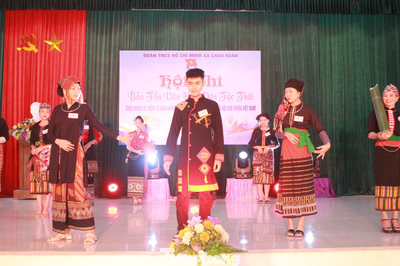 Phần thi trang phục dân tộc Thái