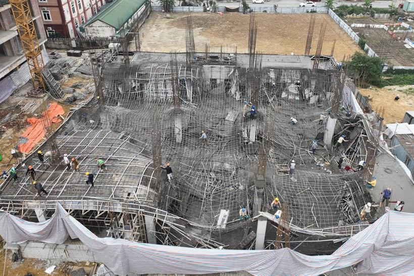 Nguyên nhân sự cố có thể do một số kết cấu giàn giáo bị lỗi dẫn đến sập cả sàn