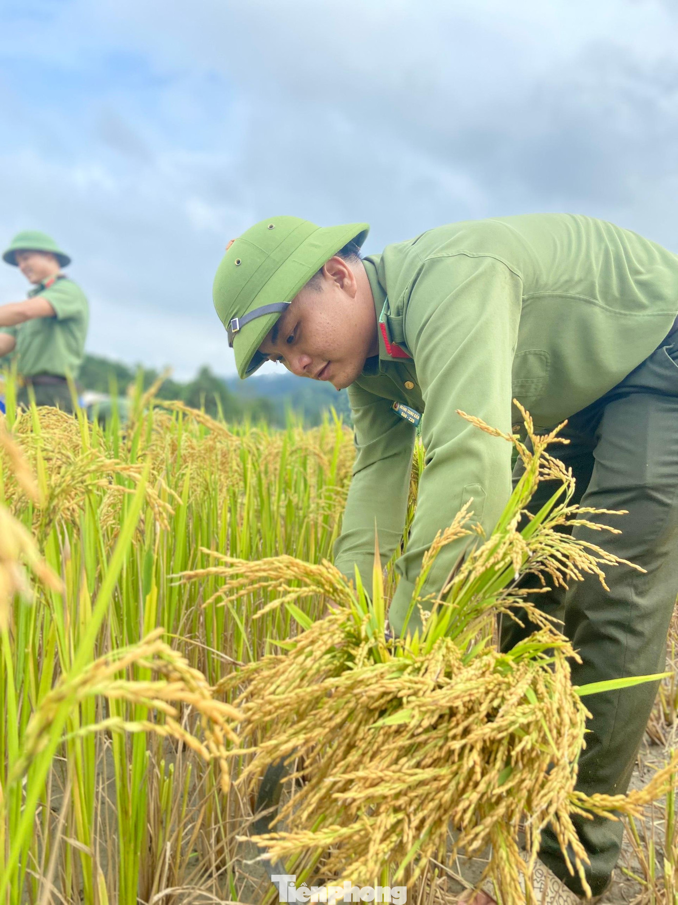 Anh Dương Huy Đạt – Ủy viên BTV Huyện đoàn, Bí thư Chi đoàn Công an huyện Con Cuông chia sẻ: “Đây là một hoạt động thiết thực, ý nghĩa. Tuy khá vất vả nhưng đấy là nhiệm vụ và trách nhiệm của một chiến sĩ công an nhân dân phải làm”.