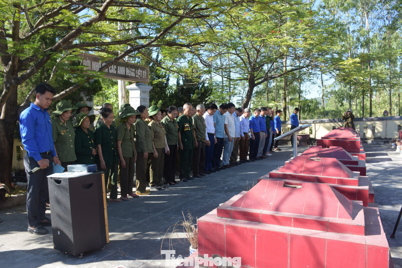 Tưởng niệm các liệt sĩ TNXP hy sinh ngày 28/4/1966 tại Nghĩa trang liệt sĩ Đường sắt.