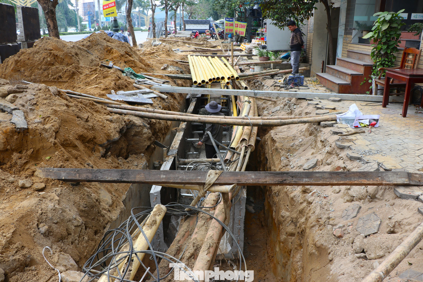 Dự án cải tạo, nâng cấp Đại lộ Lê Nin, đoạn từ hướng sân bay Vinh đến xung quanh khu vực Quảng trường Hồ Chí Minh do UBND thành phố Vinh làm chủ đầu tư, được khởi công từ đầu năm 2024 với tổng mức đầu tư trên 560 tỷ đồng. Dự án được chia làm 2 giai đoạn, trong đó, giai đoạn 1 có mức đầu tư trên 205 tỷ đồng, bao gồm các hạng mục: cải tạo, nâng cấp kết cấu áo đường, vuốt nối đường ngang giao cắt, hệ thống an toàn giao thông tuyến đường V.I.Lê Nin và đường Trường Thi; cải tạo bó vỉa, đóng - mở giải phân cách giữa… Giai đoạn 2 có tổng mức đầu tư trên 355 tỷ đồng sẽ xây dựng các hạng mục bó vỉa, đan rãnh, vỉa hè bằng đá; hệ thống điện chiếu sáng; hệ thống thoát nước mưa, nước thải; hệ thống hào kỹ thuật; hạ ngầm đường điện trung thế, hạ thế…