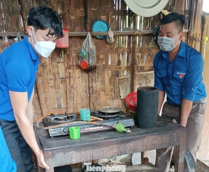 Thanh niên giúp người dân vận chuyển, kê lại đồ đạc trong nhà