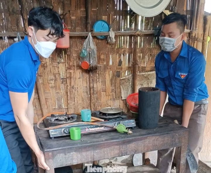 Thanh niên giúp người dân vận chuyển, kê lại đồ đạc trong nhà