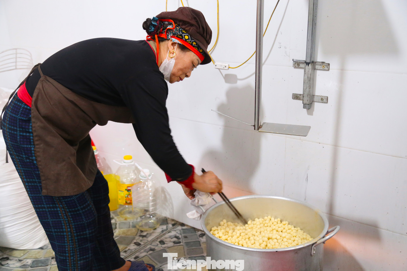 Bà Phan Thị Dũng (trú xóm 6, xã Hưng Tân) cho biết: "Dịp Tết số lượng đơn hàng tăng cao, nên chúng tôi phải làm việc hết công suất, được trả công theo giờ, dao động từ 250.000 - 350.000 đồng/ngày". Trung bình vào tháng cao điểm Tết, mỗi lao động có thể thu nhập 10-12 triệu đồng. Các hộ sản xuất trừ các chi phí có thể lãi từ 40-50 triệu đồng/vụ. Bà Phan Thị Dũng (trú xóm 6, xã Hưng Tân) cho biết: "Dịp Tết số lượng đơn hàng tăng cao, nên chúng tôi phải làm việc hết công suất, được trả công theo giờ, dao động từ 250.000 - 350.000 đồng/ngày". Trung bình vào tháng cao điểm Tết, mỗi lao động có thể thu nhập 10-12 triệu đồng. Các hộ sản xuất trừ các chi phí có thể lãi từ 40-50 triệu đồng/vụ.