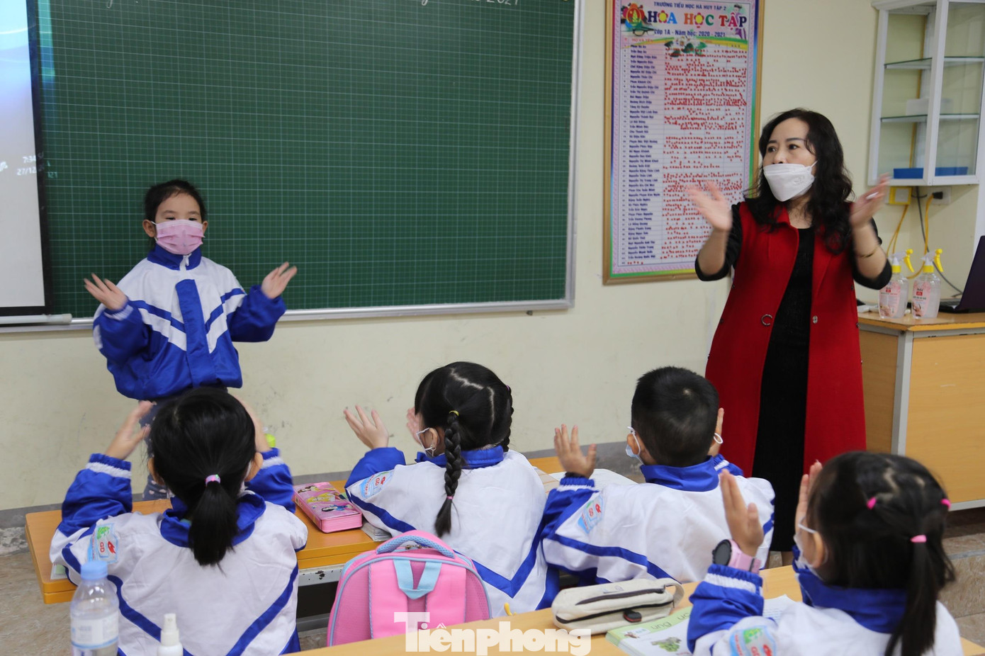 “Các nhà trường xây dựng kế hoạch, phương án sẵn sàng ứng phó với các tình huống dịch bệnh xảy ra phù hợp với điều kiện thực tiễn. Rà soát cơ sở vật chất, trang thiết bị đảm bảo vệ sinh môi trường theo quy định, tăng cường các biện pháp thông thoáng khí cho phòng học, phòng làm việc. Ngoài ra, yêu cầu cha mẹ hoặc người đưa đón học sinh không vào trong khuôn viên cơ sở giáo dục khi đưa đón học sinh. Kiểm tra thân nhiệt, hướng dẫn học sinh rửa tay với xà phòng hoặc dung dịch khử khuẩn trước khi vào lớp”, ông Hoàn cho hay.
