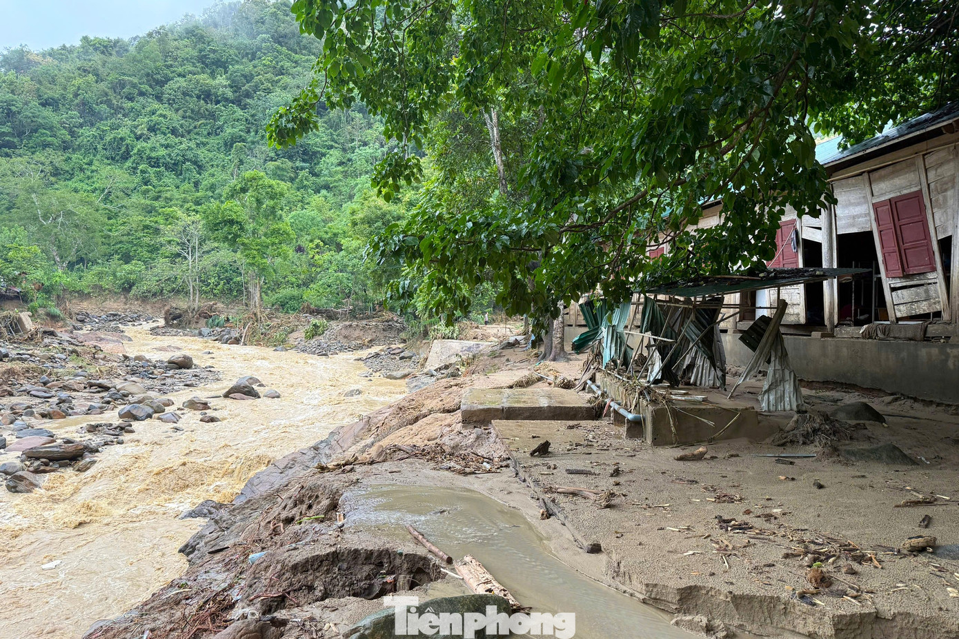 Sau trận lũ quét rạng sáng 30/5, Trường PTDTBT THCS Hữu Khuông (huyện Tương Dương, Nghệ An) tan hoang. Bùn đất phủ kín sân trường, bàn ghế chất chồng hỗn độn, nhiều khu vực bị hư hại nghiêm trọng.