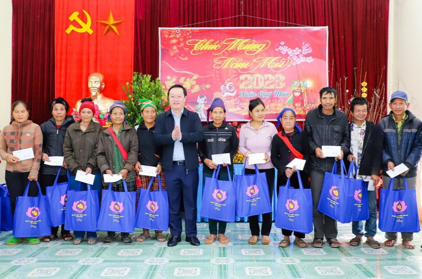 Thăm hỏi, tặng quà Tết các đối tượng chính sách trong dịp Tết Nguyên đán Quý Mão 2023. Thăm hỏi, tặng quà Tết các đối tượng chính sách trong dịp Tết Nguyên đán Quý Mão 2023.