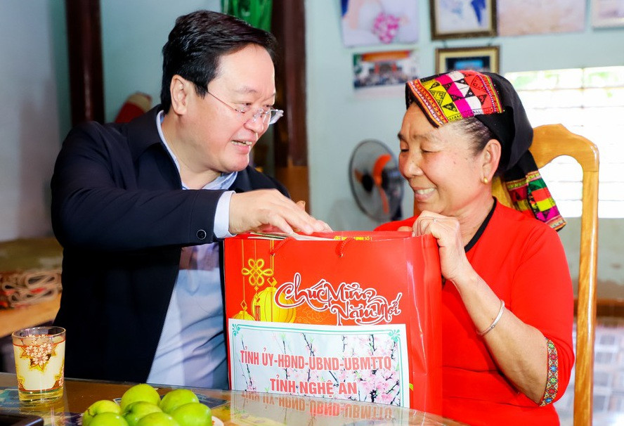 Ông Nguyễn Đức Trung, Chủ tịch UBND tỉnh Nghệ An tặng quà Tết đến gia đình chính sách. Ông Nguyễn Đức Trung, Chủ tịch UBND tỉnh Nghệ An tặng quà Tết đến gia đình chính sách.