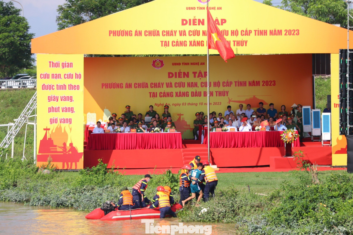 Sau khoảng gần 1 giờ đồng hồ, với sự phối hợp chặt chẽ giữa các đơn vị, sự kết hợp hiệu quả của các loại phương tiện chữa cháy và cứu nạn cứu hộ, các lực lượng đã làm tốt công tác tìm kiếm cứu nạn và dập tắt hoàn toàn đám cháy.