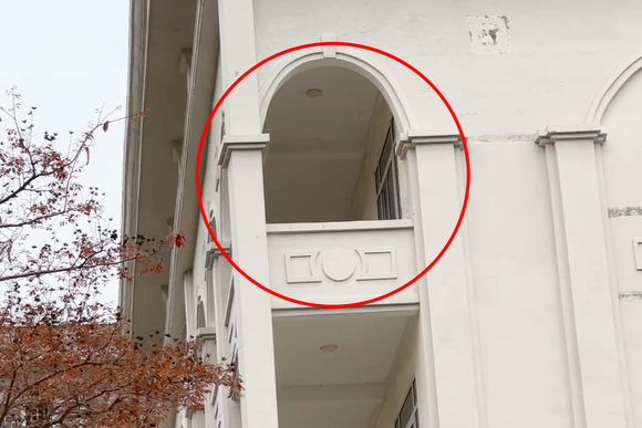 Lan can tầng 4 bị gãy, rơi trúng 3 nữ sinh đứng dưới sân trường Lan can tầng 4 bị gãy, rơi trúng 3 nữ sinh đứng dưới sân trường