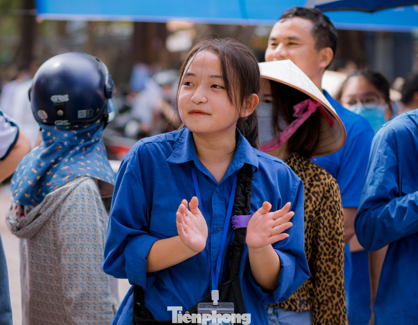 Hào hứng động viên khi thí sinh hoàn thành bài thi ra về