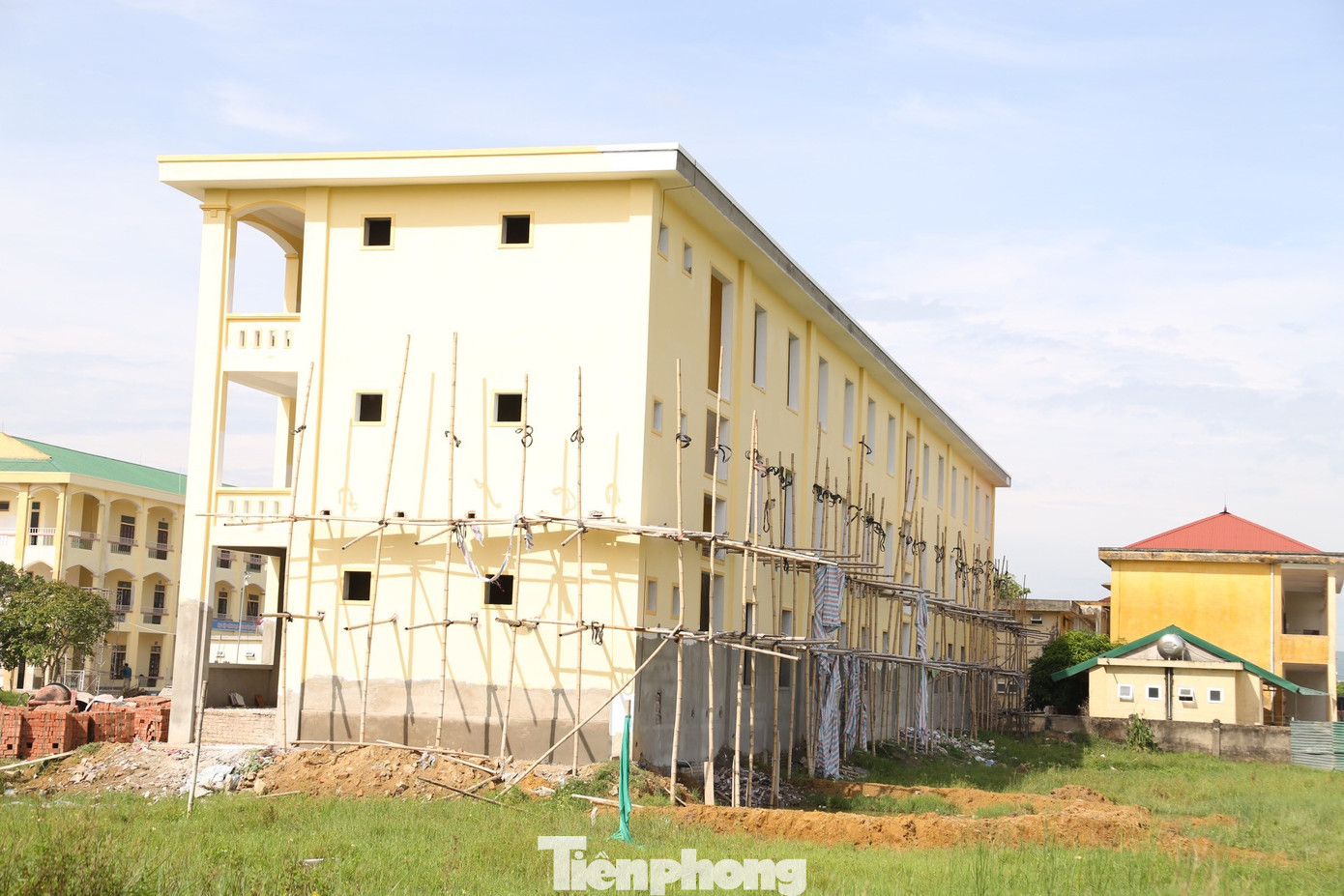 Tòa nhà 3 tầng đã xây dựng xong phần thô, đang hoàn thiện và đưa vào sử dụng trong năm học mới.