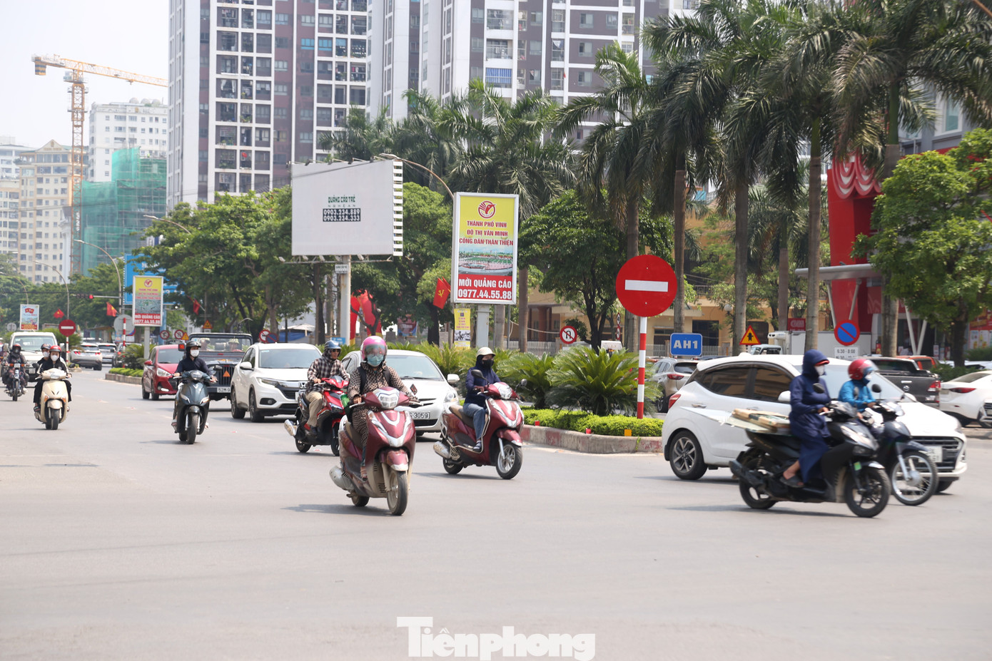 Trong những ngày đầu tiên của kỳ nghỉ lễ 30/4-1/5, TP Vinh (Nghệ An) trải qua đợt nắng nóng đặc biệt gay gắt, vượt 41 độ C, vượt nhiệt độ kỷ lục trước đó. Theo số liệu quan trắc ở trạm khí tượng Vinh, trong ngày 27/4 nhiệt độ đã lên đến 41,5 độ C. Nếu so sánh với cùng thời kỳ tháng 4 thì đã vượt kỷ lục trước đó là 41,0 độ C vào ngày 19/4/2019, kỷ lục cao nhất tại TP Vinh là 41,0 độ vào ngày 5/5/2023.