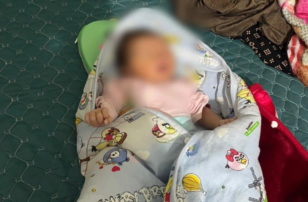 Bé gái sơ sinh bị bỏ rơi trước cổng nhà dân