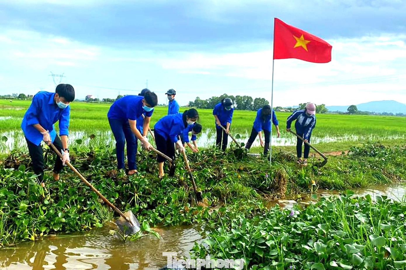 Chị Nguyễn Ny Hương – Phó Bí thư phụ trách Tỉnh Đoàn Hà Tĩnh cho biết, 5 năm qua, dù gặp nhiều khó khăn sau hậu sự cố môi trường biển, thiên tai lũ lụt, đặc biệt là dịch COVID-19 nhưng đã xuất hiện nhiều tập thể, cá nhân điển hình với nhiều mô hình hay, cách làm sáng tạo như: Tuổi trẻ Hà Tĩnh hướng về phương Nam; Giọt máu nghĩa tình vì miền Nam ruột thịt; Triệu túi an sinh; ATM gạo; Nông sản sạch không đồng; Gian hàng không đồng; Triệu bữa cơm… với tổng giá trị gần 14,5 tỷ đồng.