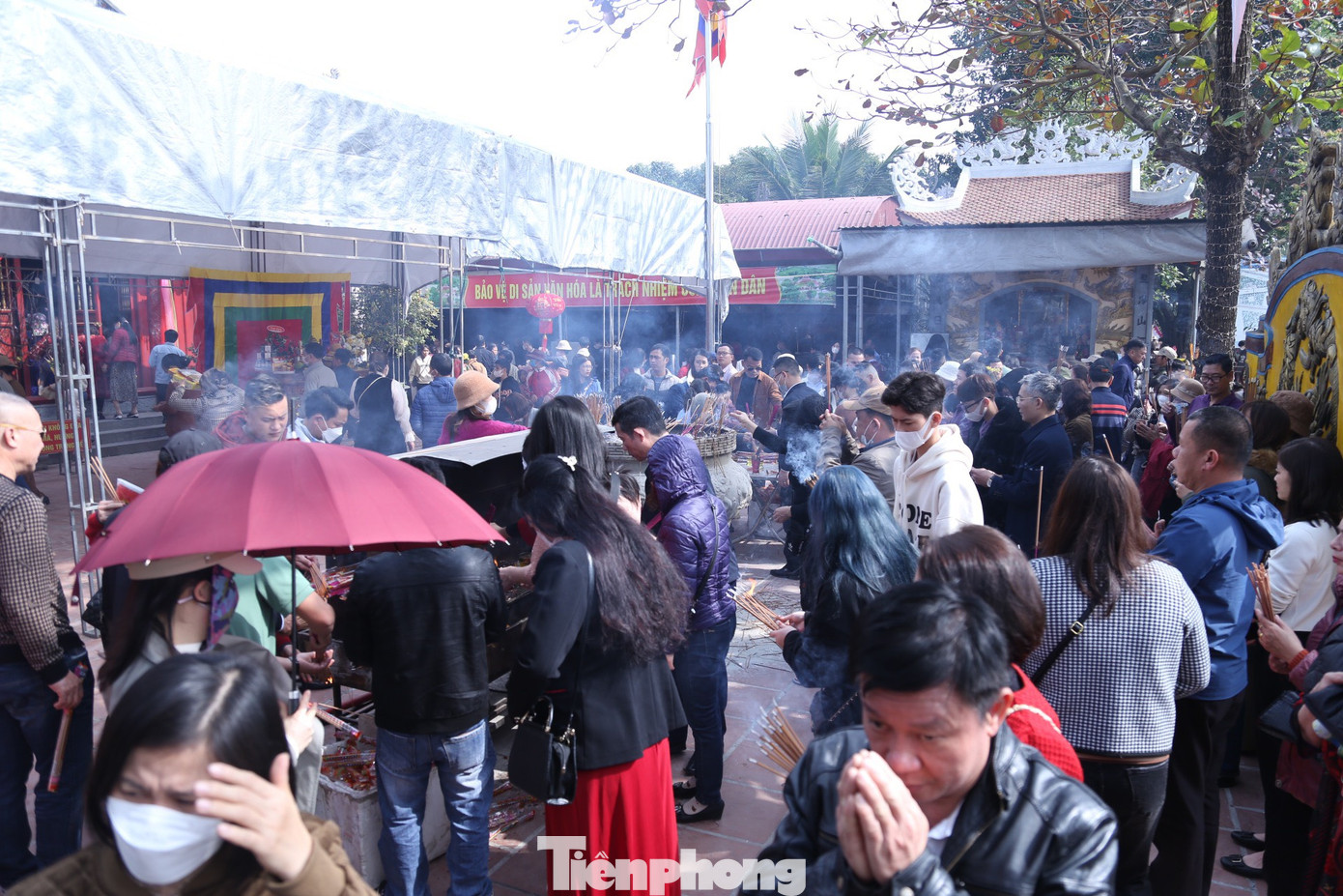 Ghi nhận sáng 22/1 (tức mồng 1 Tết), từ sáng sớm, hàng chục nghìn du khách thập phương về tại đền ông Hoàng Mười để dâng hương, dâng lễ. Mọi người cùng nhau thắp hương cầu lộc, cầu tài, mong mưa thuận gió hòa, làm ăn phát đạt, gia đình hạnh phúc.