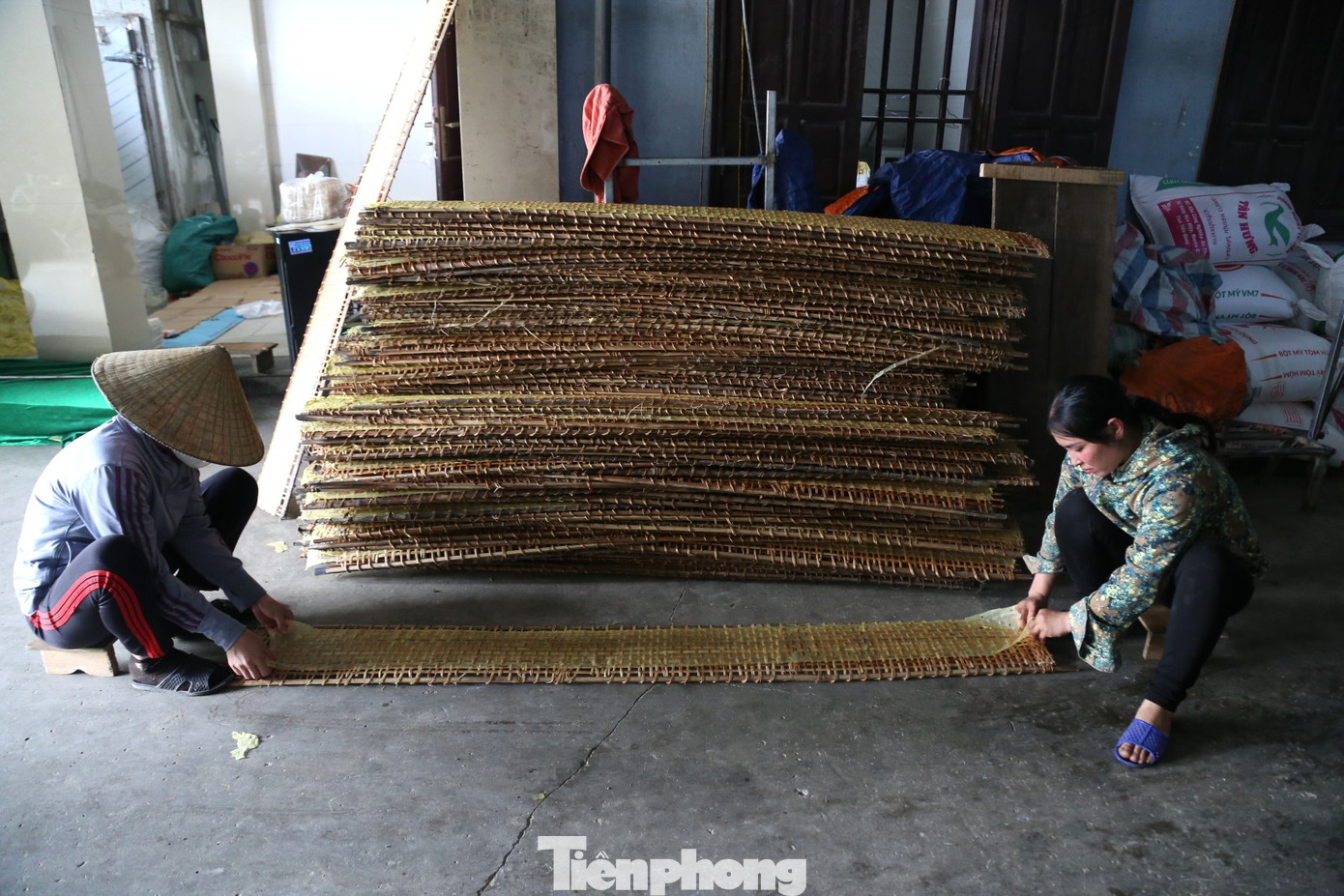 Công đoạn gỡ bánh.