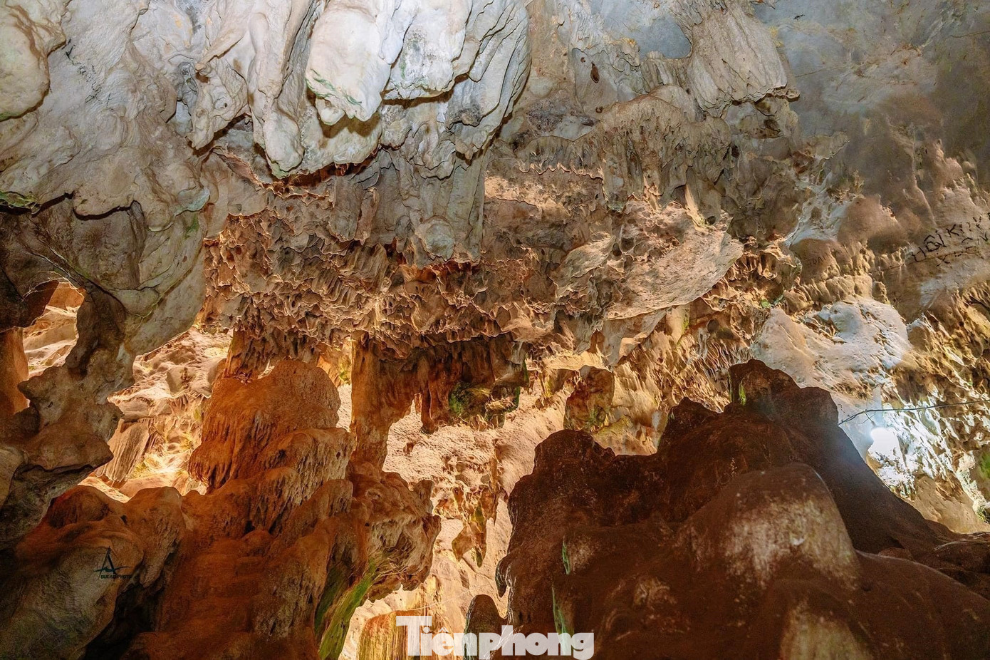 Không chỉ là một thắng cảnh đẹp, hang Bua còn có giá trị về di tích khảo cổ học. Năm 2015, theo chương trình “Nghiên cứu hệ thống các di tích khảo cổ hang động miền núi tỉnh Nghệ An” của Viện Khảo cổ học, các nhà khoa học đã thu được các di tích hậu kỳ Đá cũ (cách đây khoảng 40.000 - 15.000 năm) với kỹ thuật ghè đẽo thô sơ, nằm cùng hóa thạch của nhiều loài động vật trong trầm tích màu vàng rắn chắc.