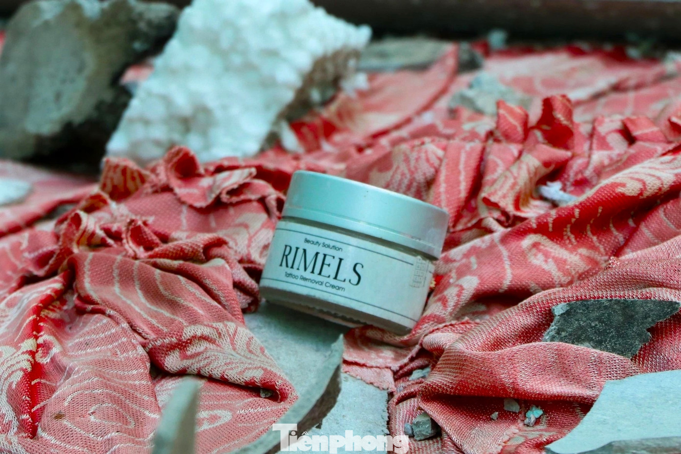 Bên trong phòng vẫn còn nhiều vật dụng chưa được thu dọn.