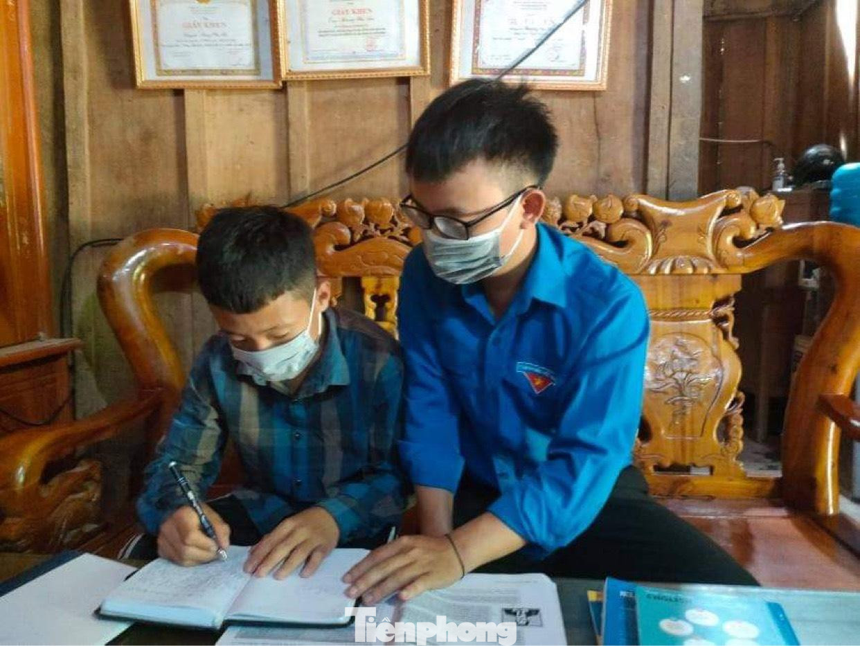 Bún dạy học cho các bạn nhỏ ở bản Xốp Phe, xã Mường Típ, huyện Kỳ Sơn