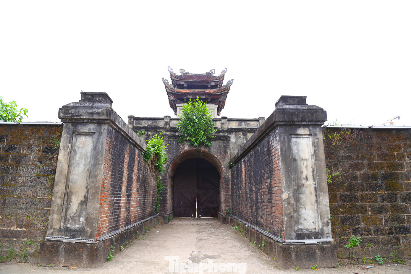 Thành cổ Vinh – công trình kiến trúc thành lũy, lỵ sở của Nghệ An thời Nguyễn được xây dựng kiên cố năm 1831. Thành có kiến trúc theo kiểu vô-băng gồm 6 cạnh, chu vi 2520m, có 3 cửa: Tiền, Tả, Hữu.