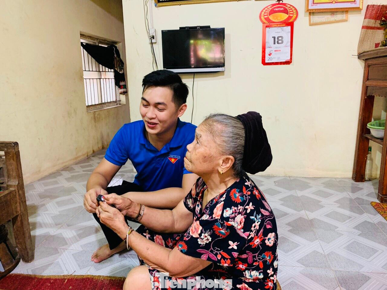 ĐVTN hướng dẫn vợ liệt sĩ sử dụng điều khiển bật đèn