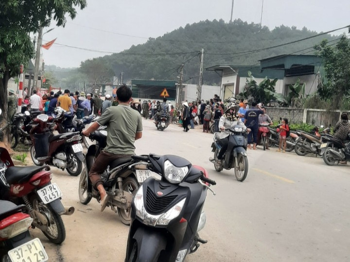 Rất đông người dân có mặt tại hiện trường