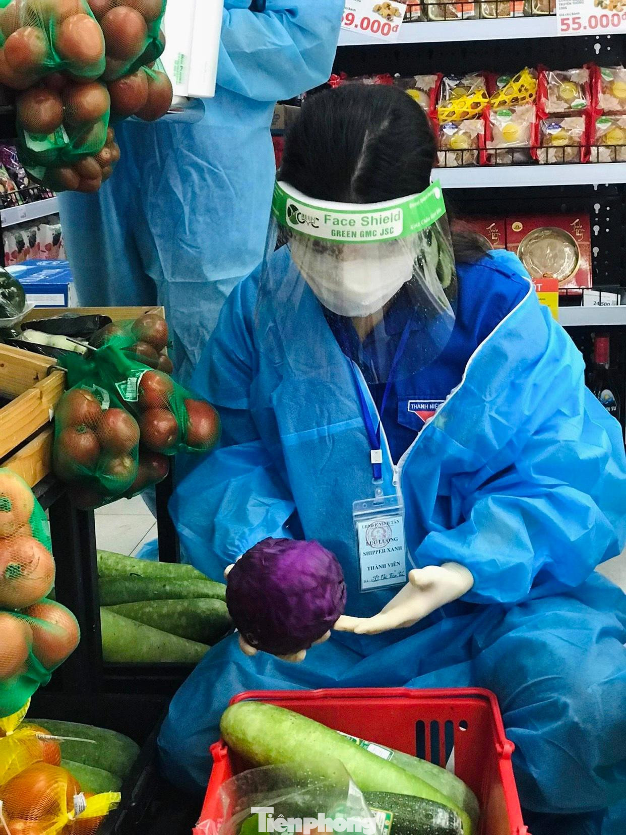 Để giúp người dân an tâm ở nhà chống dịch, đội shipper áo xanh Đoàn phường Vinh Tân đã tình nguyện đi chợ, vận chuyển hàng hoá, nhu yếu phẩm đến từng hộ dân.