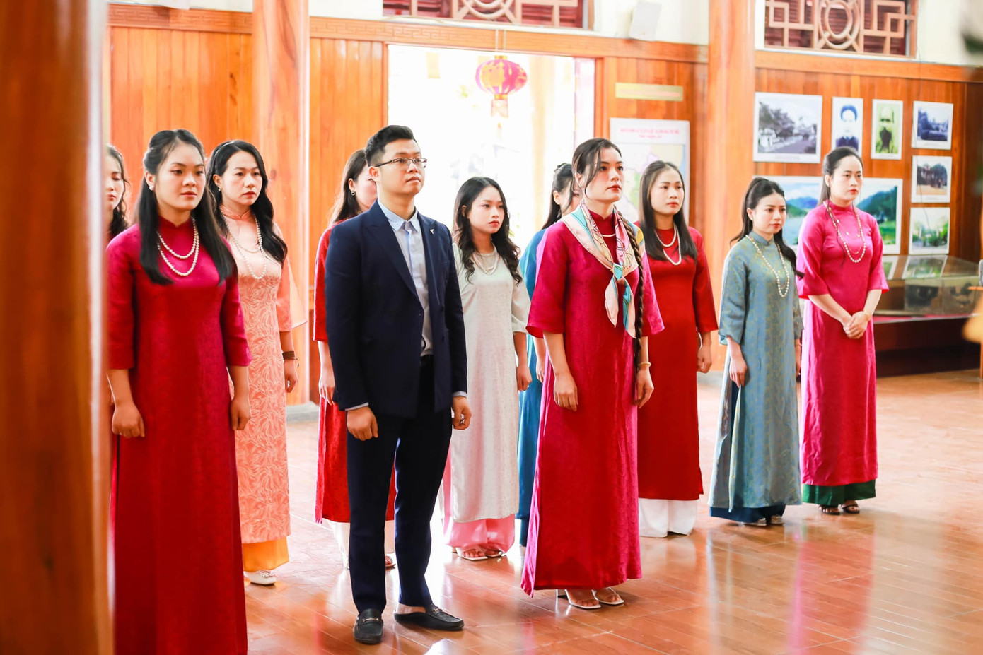 Những ngày qua, có rất nhiều đoàn đã về khu lưu niệm Nguyễn Thị Minh Khai dâng hương, dâng hoa, bày tỏ tấm lòng thành kính và biết ơn vô hạn đối với công lao to lớn của một người con ưu tú quê hương xứ Nghệ, người học trò xuất sắc của Chủ tịch Hồ Chí Minh, người đã hy sinh trọn đời cho Tổ quốc.