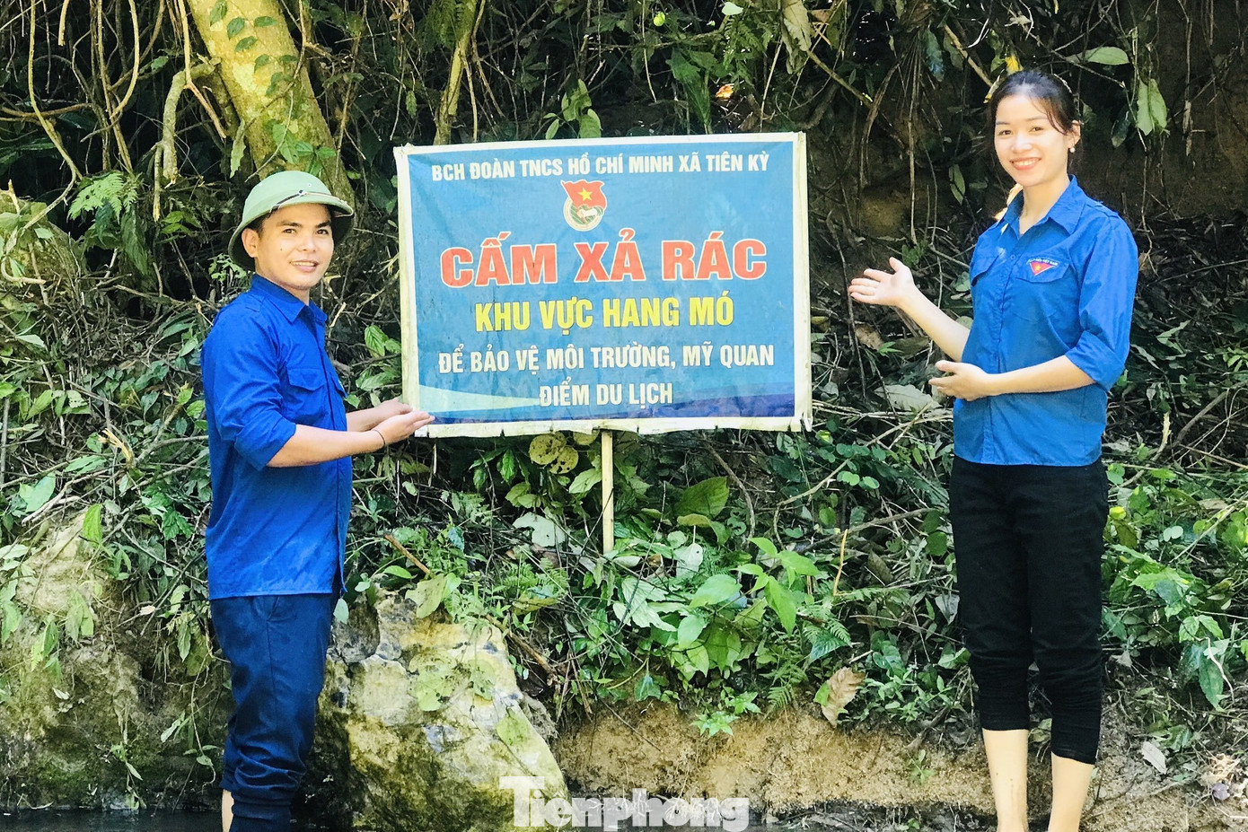 Ngoài ra, đoàn xã Tiên Kỳ còn gắn biển cấm xả rác tại điểm du lịch Hang Mó.