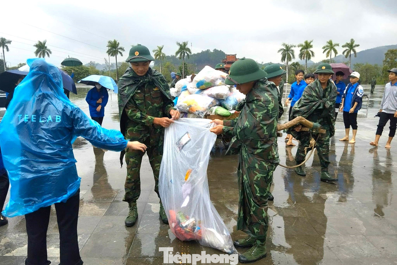 Lượng rác thu gom sẽ được vận chuyển về bãi tập kết đúng nơi quy định. Lượng rác thu gom sẽ được vận chuyển về bãi tập kết đúng nơi quy định.