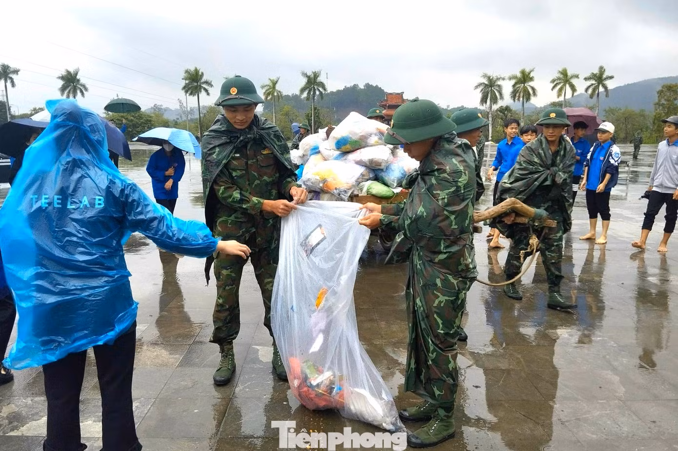 Lượng rác thu gom sẽ được vận chuyển về bãi tập kết đúng nơi quy định. Lượng rác thu gom sẽ được vận chuyển về bãi tập kết đúng nơi quy định.