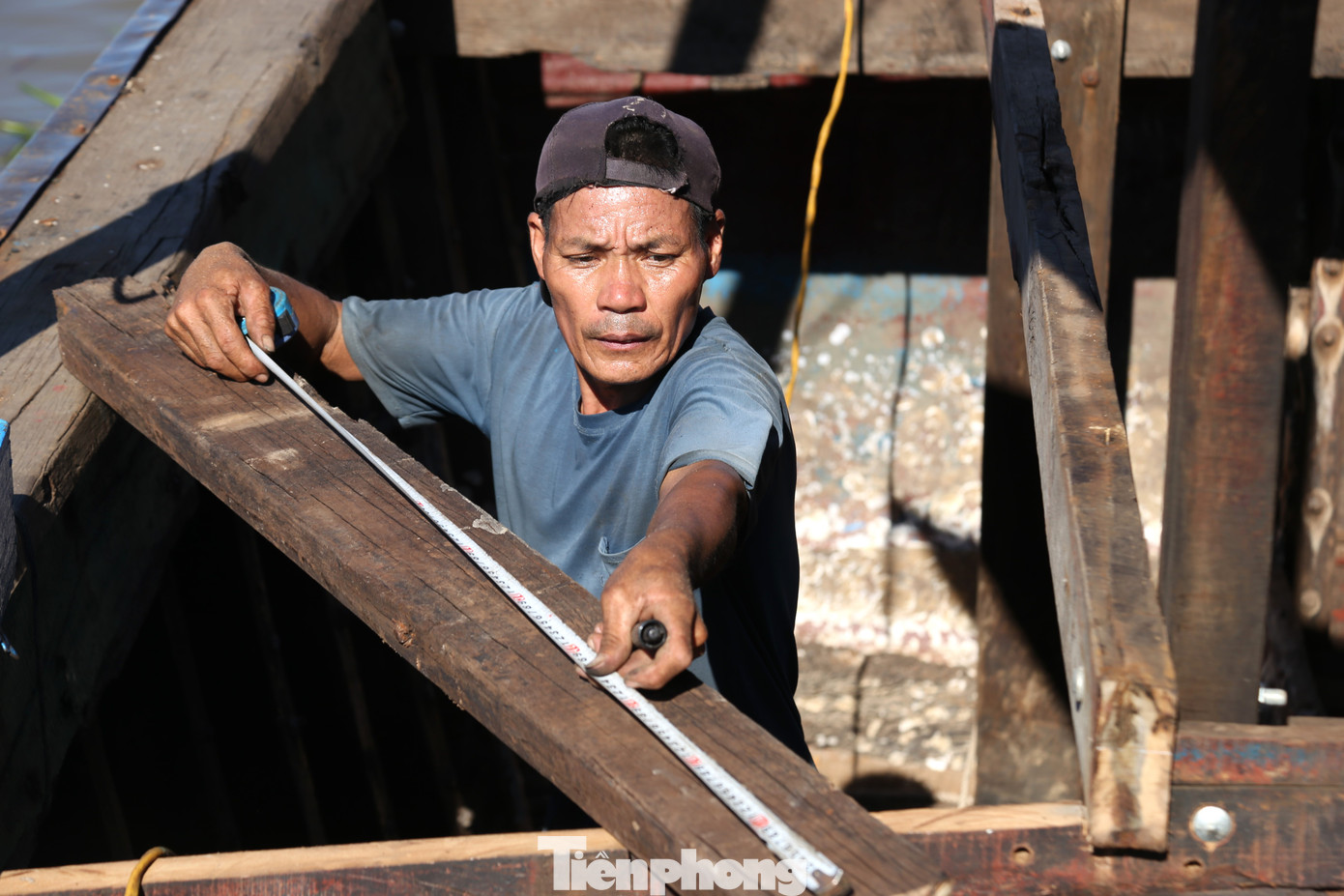 Đo tấm ván để vá tàu, ông Vũ Văn Tuấn (SN 1975, trú xã Diễn Ngọc) cho biết, nghề này đòi hỏi sự kiên trì, tỉ mỉ và công phu.