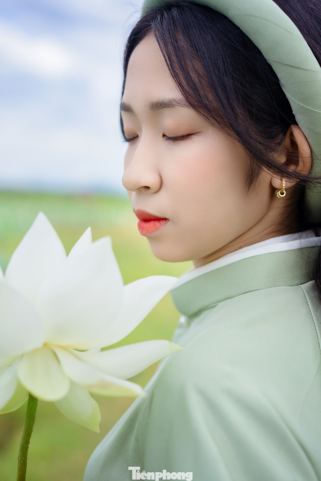 Cô gái thả hồn vào sen.