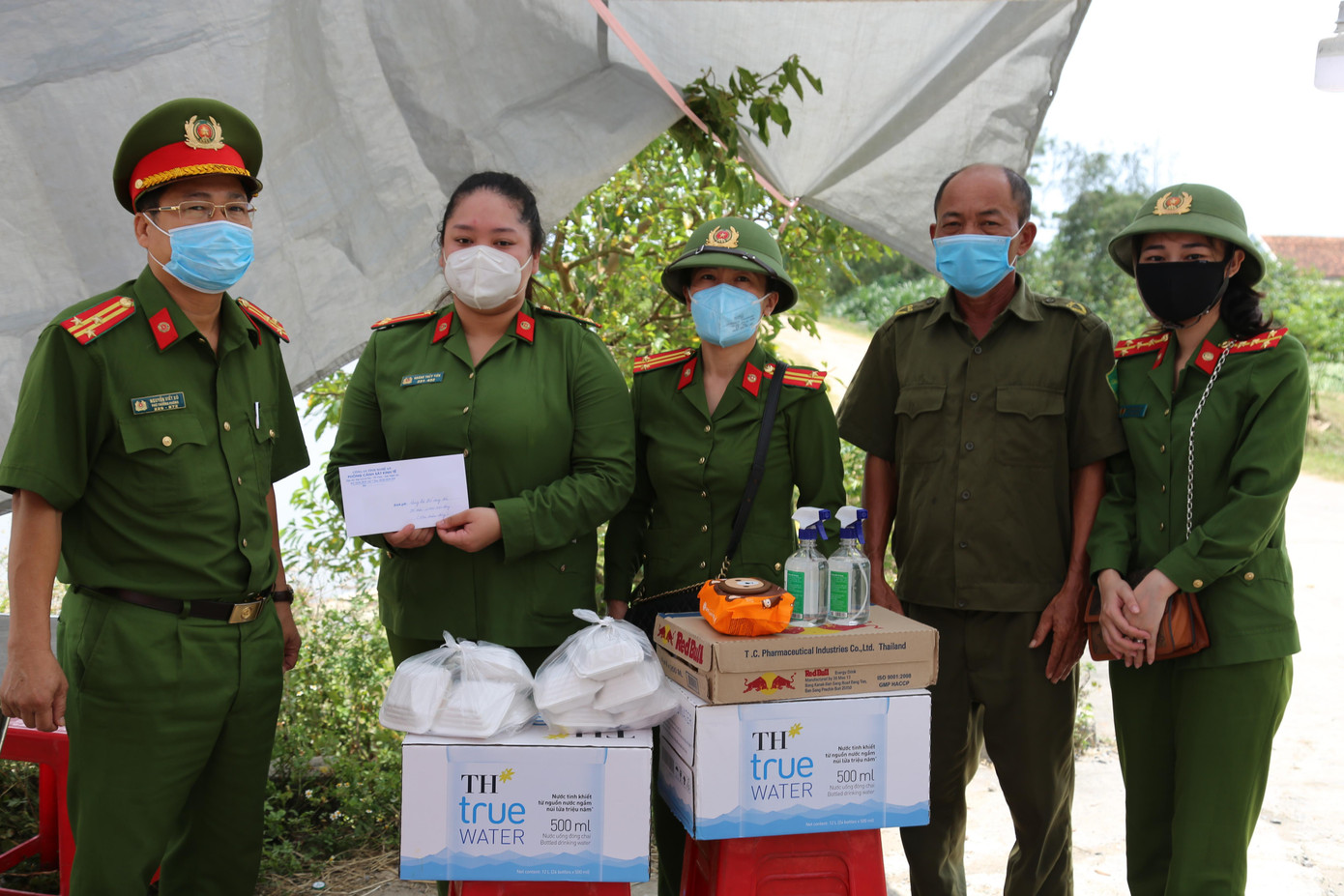 Tại mỗi điểm chốt, trạm chống dịch, đoàn công tác đã trao tặng 3 thùng nước, 5 hộp khẩu trang, nước sát khuẩn cùng 2 triệu đồng tiền mặt. Tại mỗi điểm chốt, trạm chống dịch, đoàn công tác đã trao tặng 3 thùng nước, 5 hộp khẩu trang, nước sát khuẩn cùng 2 triệu đồng tiền mặt.