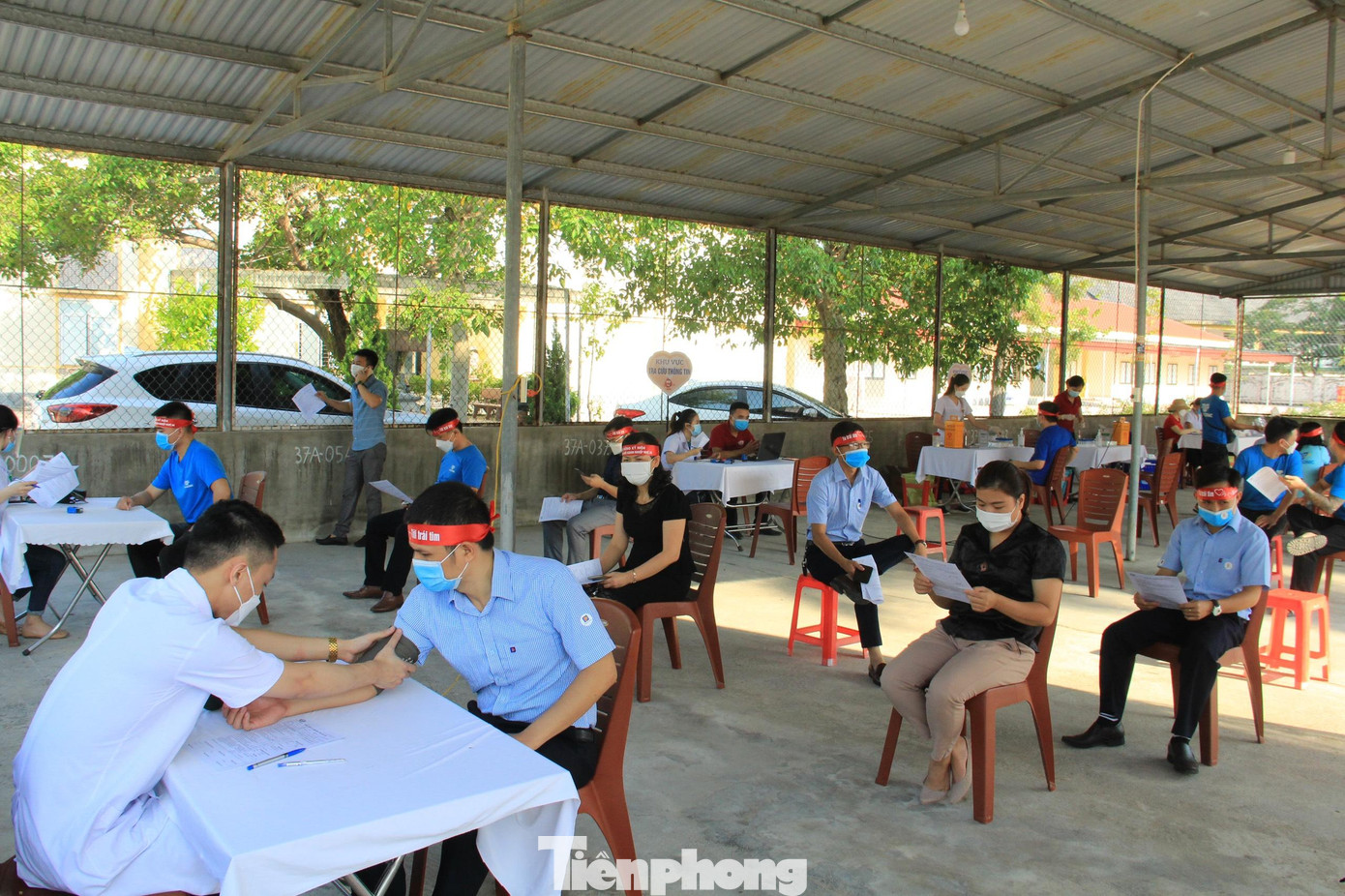 Hưởng ứng lời kêu gọi của Trung tâm Huyết học truyền máu tỉnh Nghệ An trong bối cảnh nguồn máu dự trữ đang cạn kiệt do ảnh hưởng của đại dịch COVID-19, tuổi trẻ Đoàn khối doanh nghiệp Nghệ An đã tích cực tham gia hiến máu tình nguyện. (Ảnh: TH)