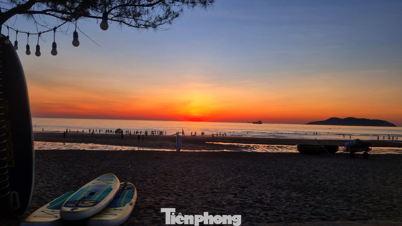 5 giờ sáng, trên bãi biển Cửa Lò (Nghệ An), các bạn trẻ và du khách đã chuẩn bị sẵn sàng để trải nghiệm bộ môn thể thao chèo ván đứng (chèo SUP) ngắm bình minh.