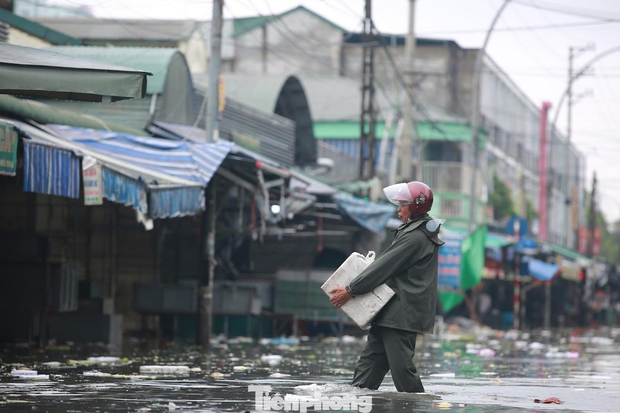 Tiểu thương nhanh chóng di chuyển hàng hóa đến nơi khô ráo
